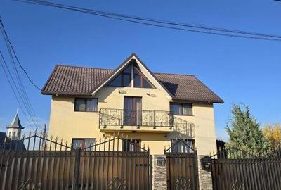 Casă cu 4 camere cu Teren 1000 Mp în Berești - 1