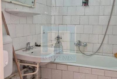 Apartament cu 3 camere semidecomandat în Centrul Civic