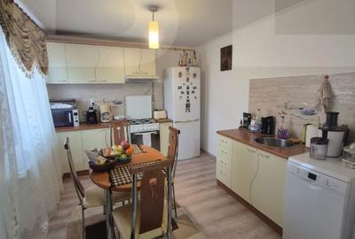 Casă cu 4 camere cu Teren 606 Mp în Zăvoi - 2