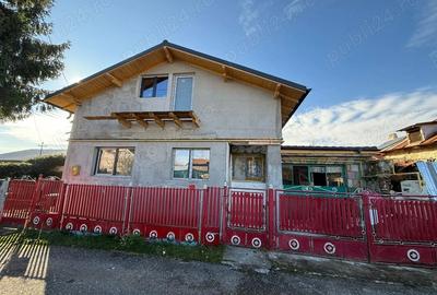 Casă cu 3 camere în Central