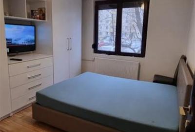 Apartament cu 3 camere semidecomandat, mobilat în Central
