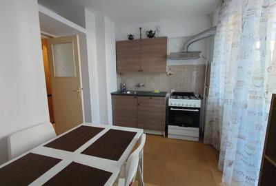 Ofer spre inchiriere apartament cu 3 camere Piata Universitatii - 9