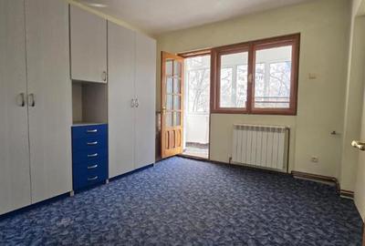 Apartament cu 3 camere decomandat în Podu Roș