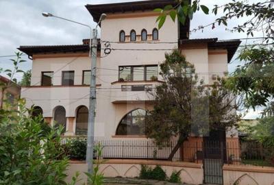 Vila cu 11 camere, 450 mp, teren cu 620 mp, 2 locuri de parc - 1