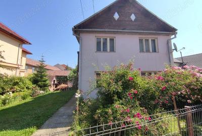 Intorsura Buzaului - zona centrala, apartamente in casa si teren aferent. Comision ZERO. - 2