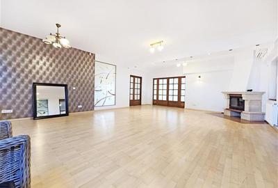 Casă individuală cu 14 camere cu Garaj în Central - 1