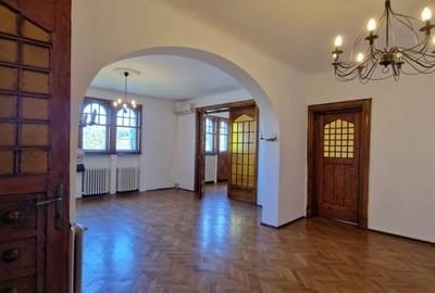 Apartament cu 3 camere semidecomandat în Romană
