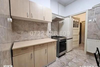 Apartament cu 3 camere semidecomandat în Moșilor