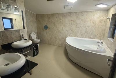 Casă cu 6 camere cu Canalizare în Central - 1