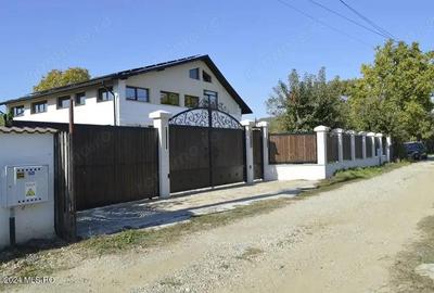 Calinesti - Gorganu, casa cu 2 intrari, teren 2496 mp - 2