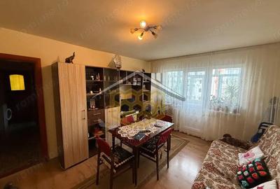 Apartament cu 3 camere, spatios, de vanzare Craiovita Noua