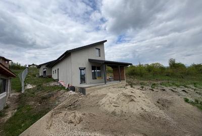 Casă individuală cu 4 camere cu Canalizare în Unirea - 2