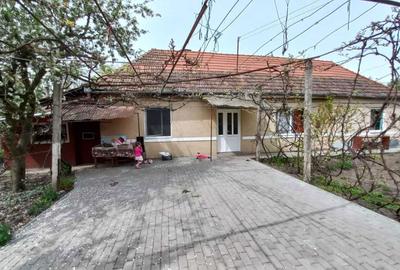 Casă cu 3 camere cu Teren 1100 Mp în Central - 1