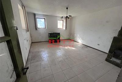Casă cu 3 camere cu Teren 1623 Mp în Central - 2
