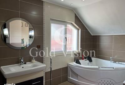 Casă cu 7 camere cu Teren 2000 Mp în Central - 2