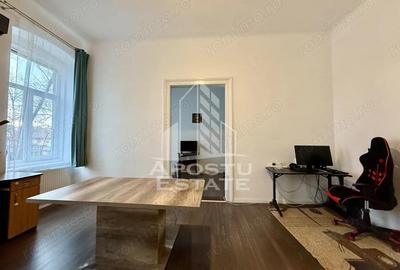 Apartament cu 3 camere semidecomandat, mobilat în Central