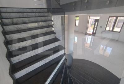 Casă cu 7 camere cu Teren 489 Mp în Central