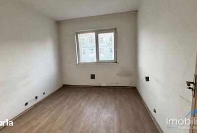 Apartament cu 4 camere decomandat în Petros - 2