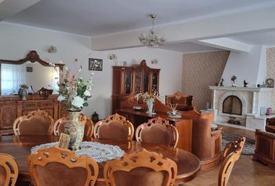 Casă cu 15 camere în Budești