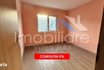Apartament cu 4 camere decomandat în Petros