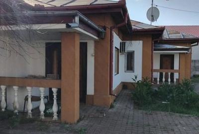 Casă cu 4 camere cu Teren 250 Mp în Central
