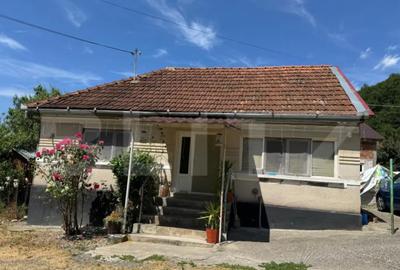 Casă cu 2 camere cu Teren 2071 Mp în Central - 2