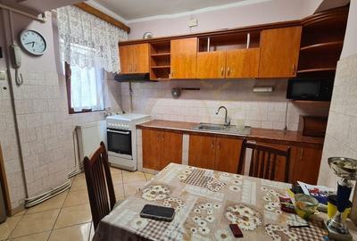 De vanzare Apartament 3 camere Micro 16 et 1 - 3