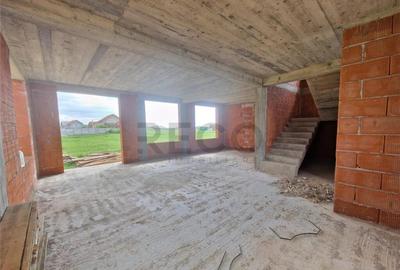 Casă cu 4 camere cu Teren 500 Mp în Cihei