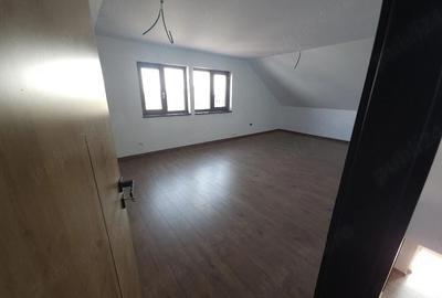 Casă cu 4 camere cu Teren 1100 Mp în Central - 2