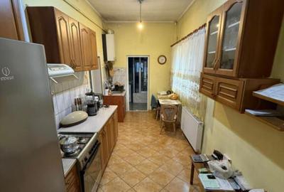 Casa cu garaj ?i 2 ?eminee, langa Parcul Mare Str. - 3