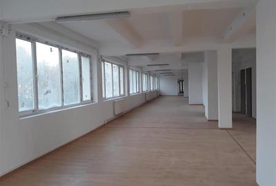 Birou, de 900 mp, în Tractorul - 4