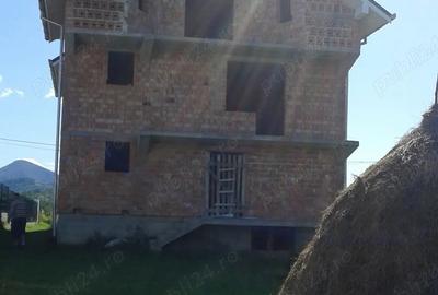 Casă cu 4 camere cu Teren 1600 Mp în Negrești - 3