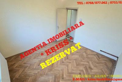 Apartament cu 3 camere semidecomandat în Craiovei