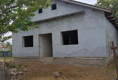 Casa la "rosu" cu teren inclus - 1