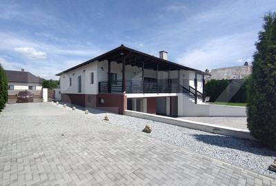 Casa/Pensiune,310mp,zona Jelnei,2800 mp teren,Lac de pesti,ideala pt investitie