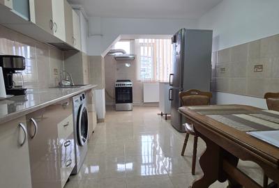 Apartament cu 3 camere decomandat, mobilat în Micro 3 - 3