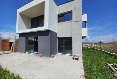 Casă individuală cu 4 camere în Dezmir