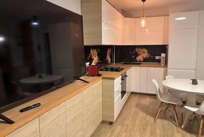 Apartament cu 3 camere semidecomandat în Central - 1