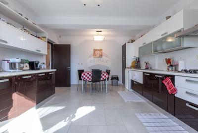 Vila cu 7 camere de vanzare in zona Centrala Orasul  BUHUSI - 9