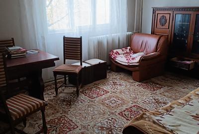 Apartament cu 4 camere decomandat în Drumul Taberei