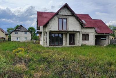 Casă cu 4 camere cu Teren 900 Mp în Central - 1