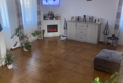Casă cu 4 camere în 23 August - 2