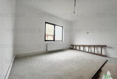 Casă cu 8 camere cu Canalizare în Lumina - 12