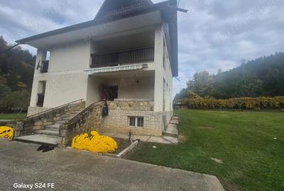 Casă cu 6 camere cu Teren 3500 Mp în Central - 9