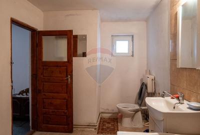 Oferta - casa de vanzare  si teren 241 mp, in zona Andronache - 8