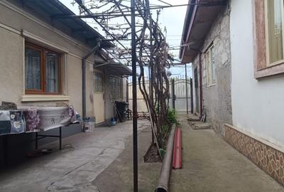 Casă cu 5 camere cu Canalizare în Inel II
