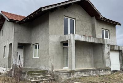 Casă cu 4 camere în Central