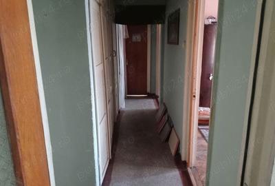 Apartament cu 3 camere decomandat în Petros