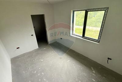 Casă individuală cu 6 camere cu Teren 892 Mp în Est - 9