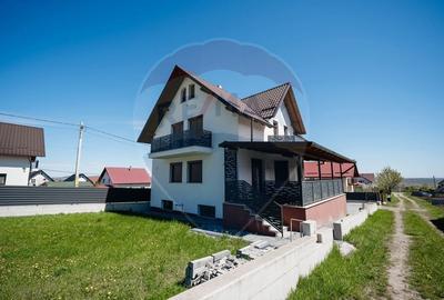 Casă cu 4 camere cu Teren 400 Mp în Ipotești - 1